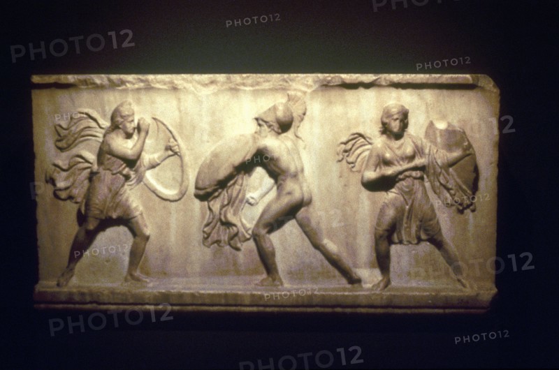 Greek warrior fighting Amazon