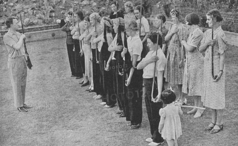 Members of the Women's Volunteer Defence Corps