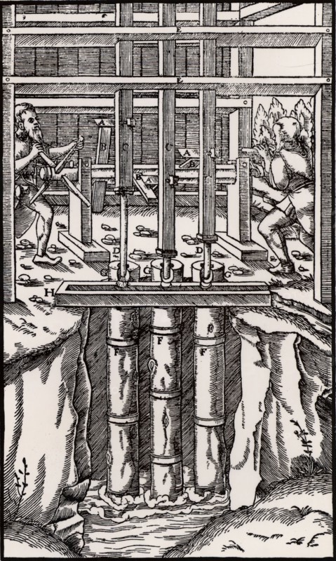 Draining mine workings with a bank of three suction pumps