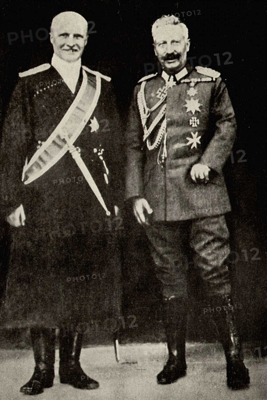 Kaiser Wilhelm II (right) with Pavlov Skoropadsky (1873-1945) the Hetman of the Ukraine. Note the Kaiser's withered left arm.
