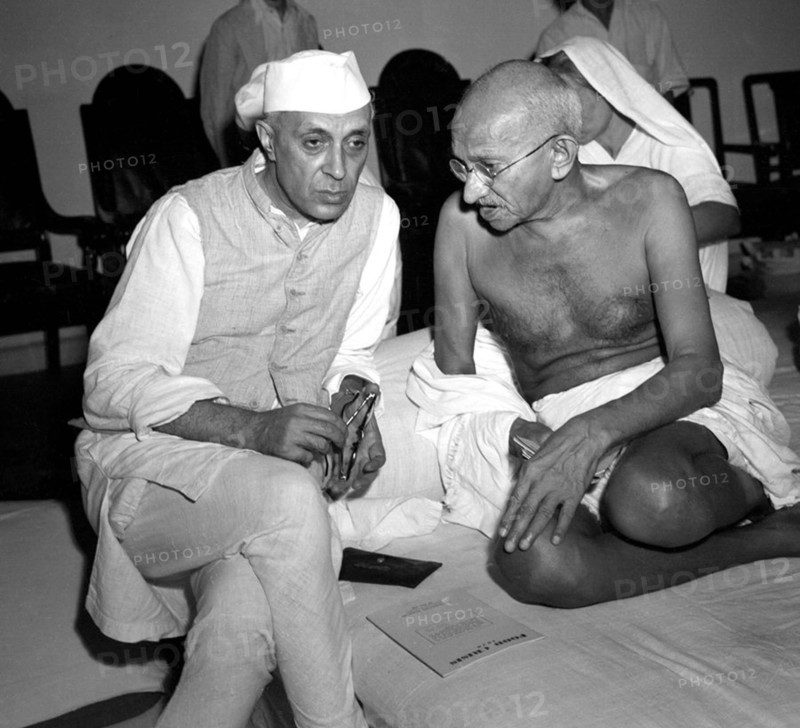 Ghandi discussing the Quit India concept with Nehru, 1942