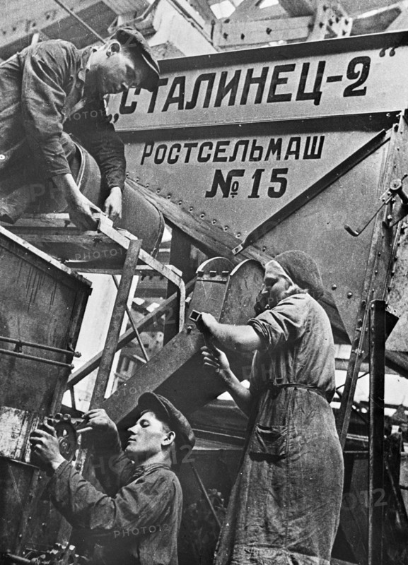 Des hommes et des femmes au travail dans une usine
