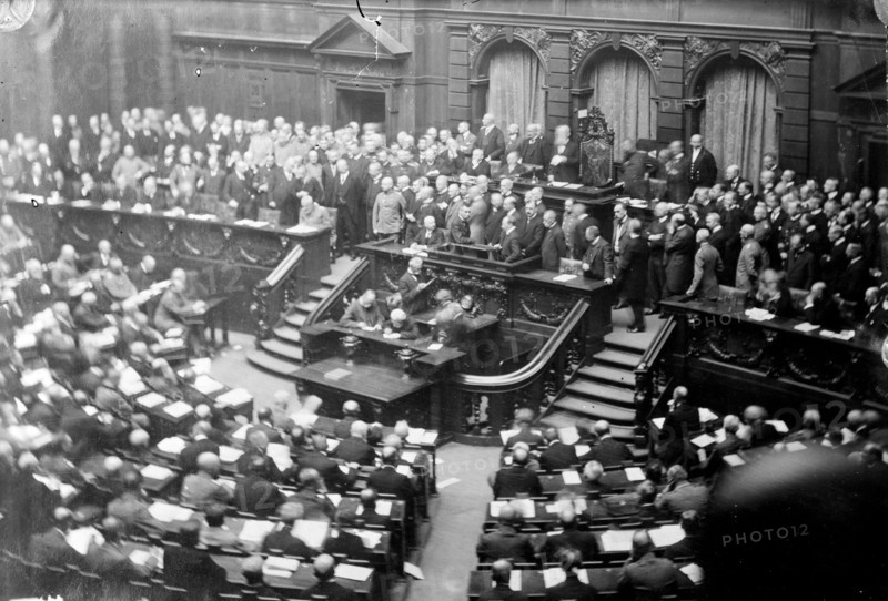 Assemblée au Palais du Reichstag