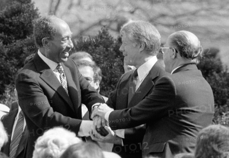Le président égyptien Anwar Sadat, le président américain Jimmy Carter et le premier ministre israélien Menachem Begin