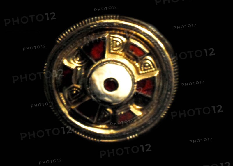 jewelled disc brooch in gilt