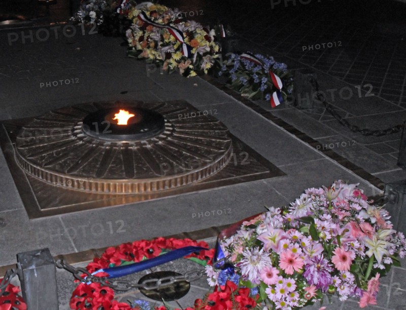 eternal flame at the Memorial to the dead at the Arche de La triomphe
