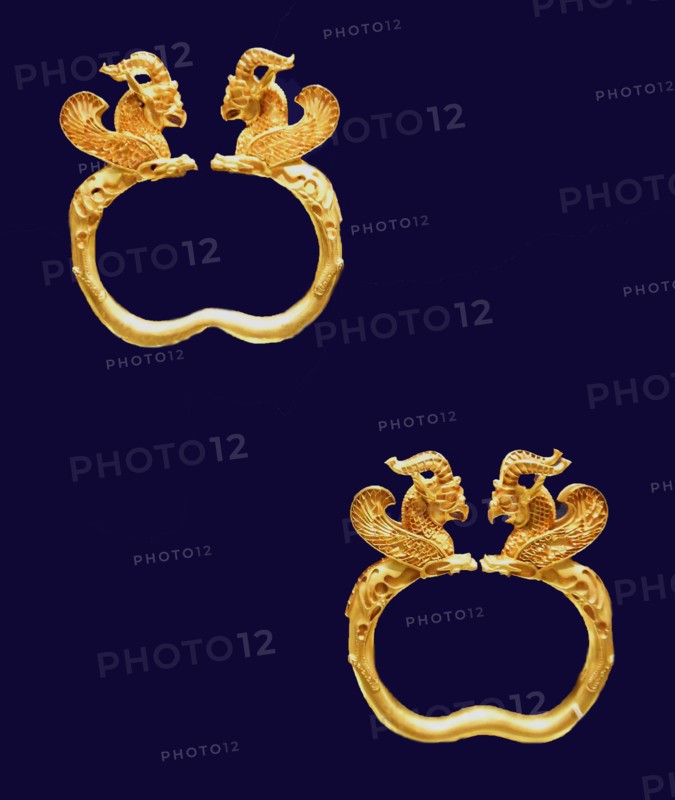 Gold griffin-headed armlet
