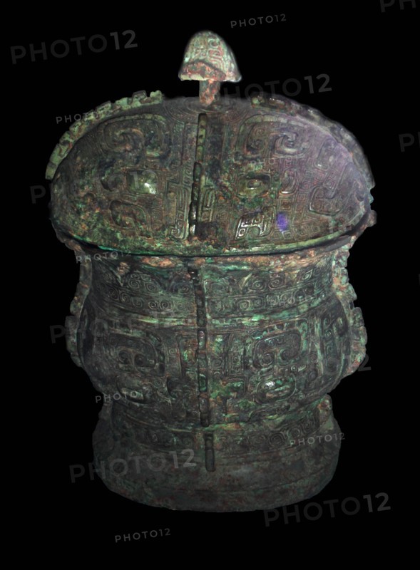Shang Bronze vessel with cover