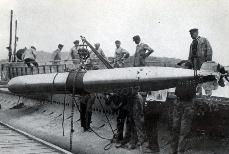 Shipping a torpedo on board the French submarine "Xiphia"