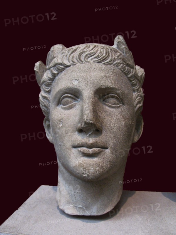 Limestone portrait head from a statue of a worshipper