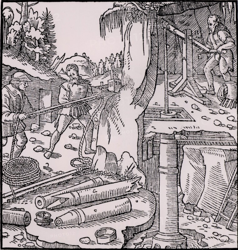 Draining a mine by means of a suction pump