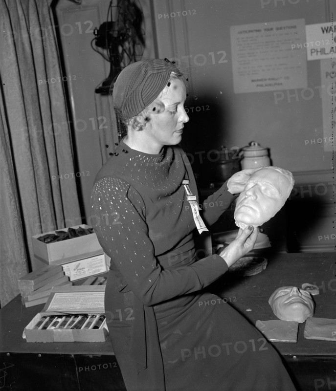 Death masks displayed at identification convention 1937
