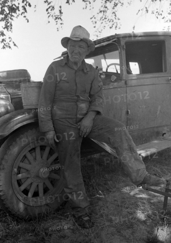 Migrant worker camped along band of Arkansas River, Muskogee County, Oklahoma By Russell Lee, 1903-1986, photographer Date 19390101.