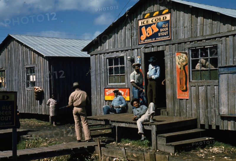 Living quarters and juke joint for migratory workers, a slack season; Belle Glade, Florida. Negro migratory workers by a juke joint 19410101