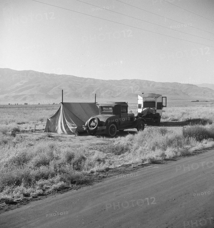 Transient potato workers camping along the highway, 1935