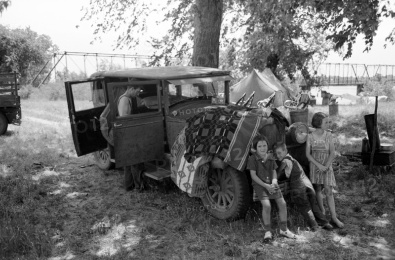 Camp of migratory workers in Arkansas River bottoms, Muskogee County, Oklahoma by Russell lee, 1903-1986, dated 19390101