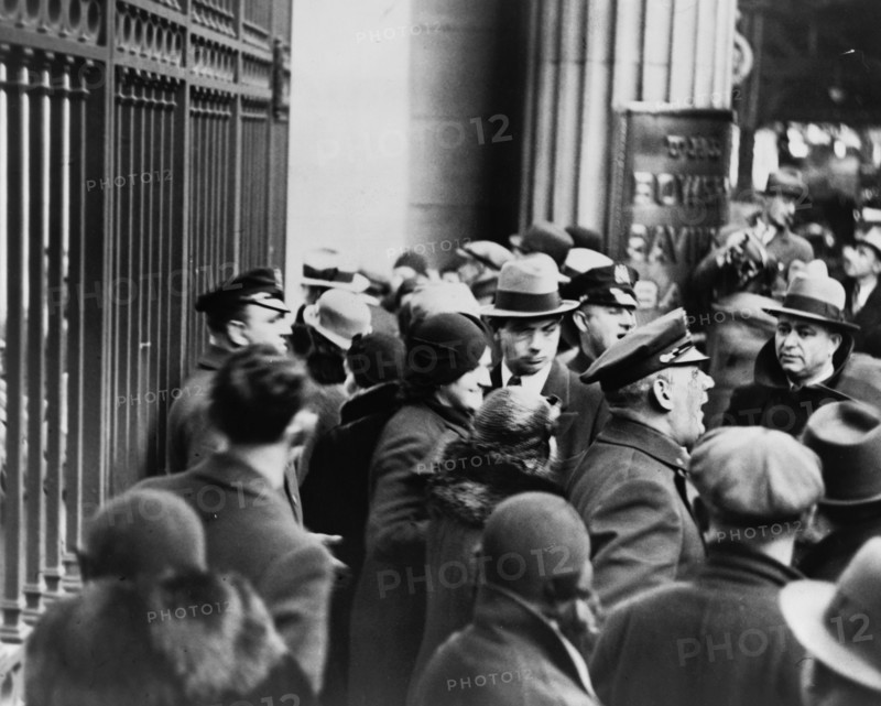 Police announce the news to depositors that the bank is closed. 1933 .