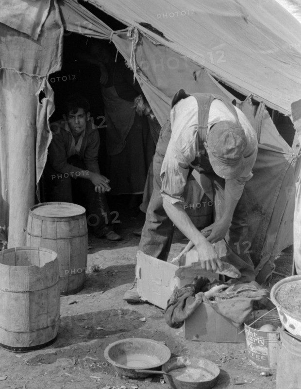White migrant worker cleaning fish near Mercedes, Texas by Russell Lee, 1903-1986, dated 19390101.