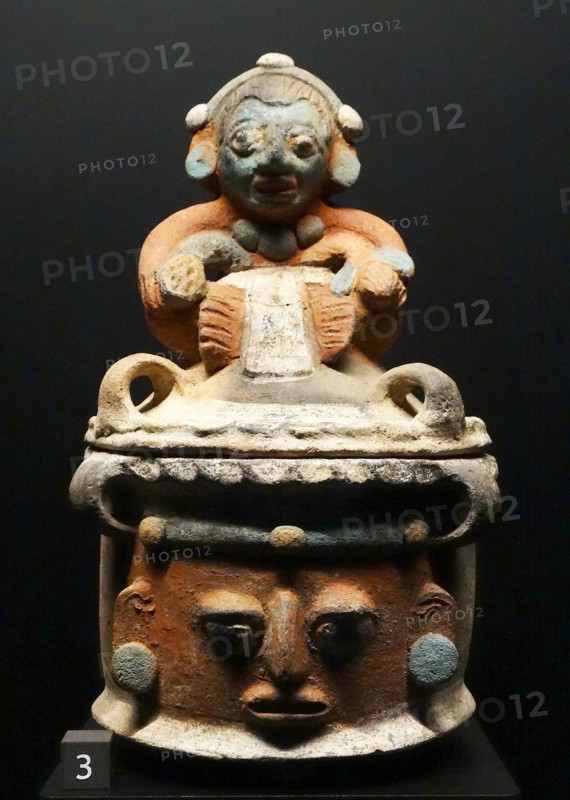 Mayan bowl with lid made of polychrome earthenware. Circa 600-800 AD