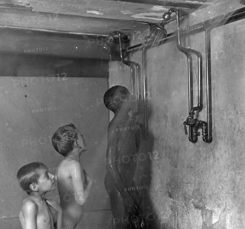 Hot weather delights, Cincinnati, Ohio. Photographer, Lewis Wickes 1908.