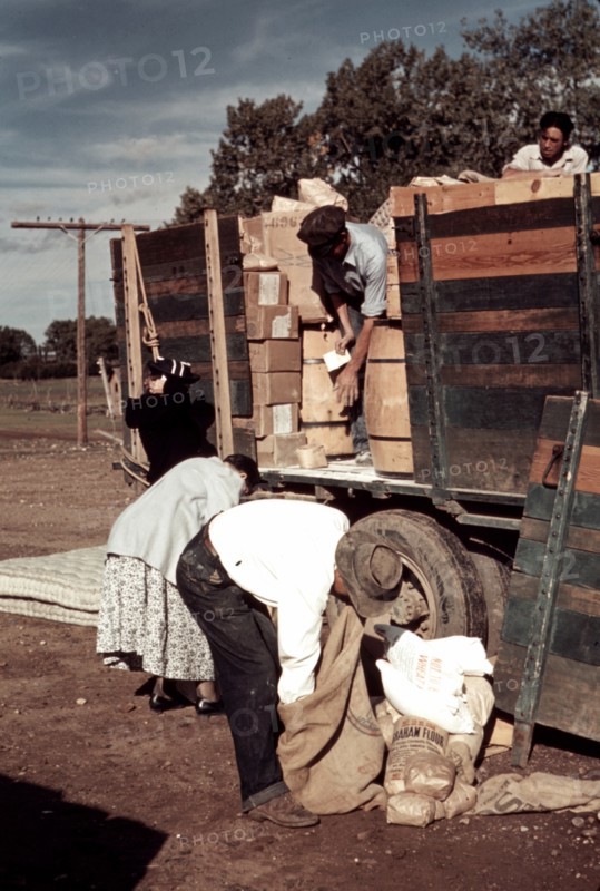Distributing surplus commodities, St Johns, Ariz. Photographer Russell Lee