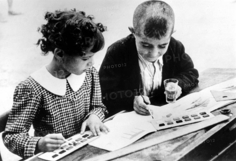 Spanish Civil War: two Spanish refuge children, in France during the war