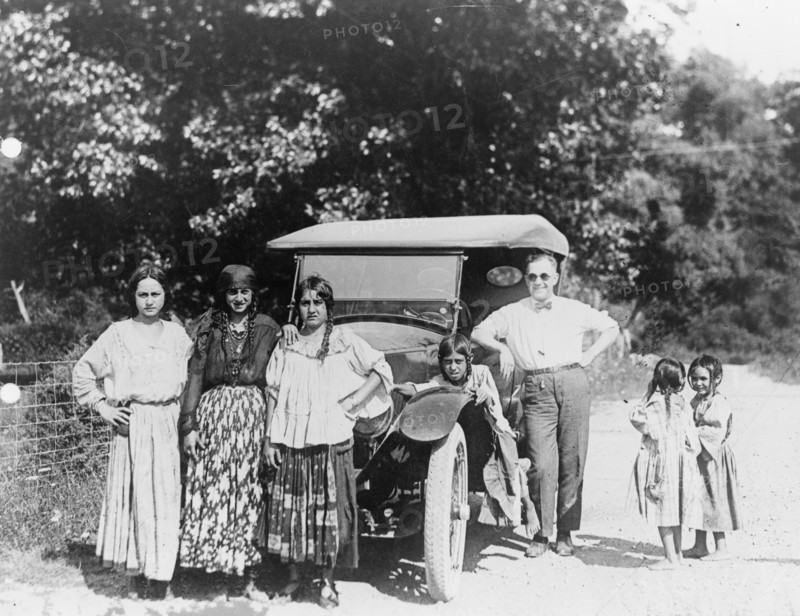 1930 USA. gypsy women and children, and man with automobile