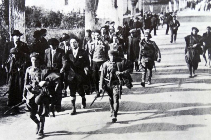 Loyalist Spanish soldiers guard captives