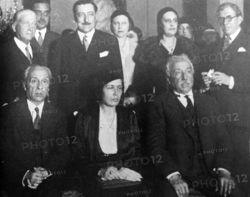 Victoria Kent flanked by President of the Republic