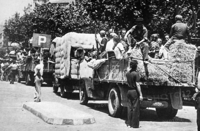 Civil volunteers take up positions in central Barcelona