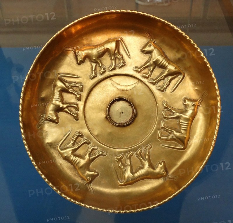Gold phiale (libation bowl) decorated in relief with six bulls