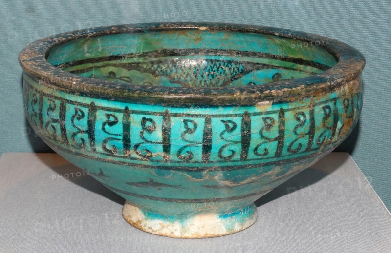 Glazed stonepaste bowl. Persian, Iran, AD 1400-1500
