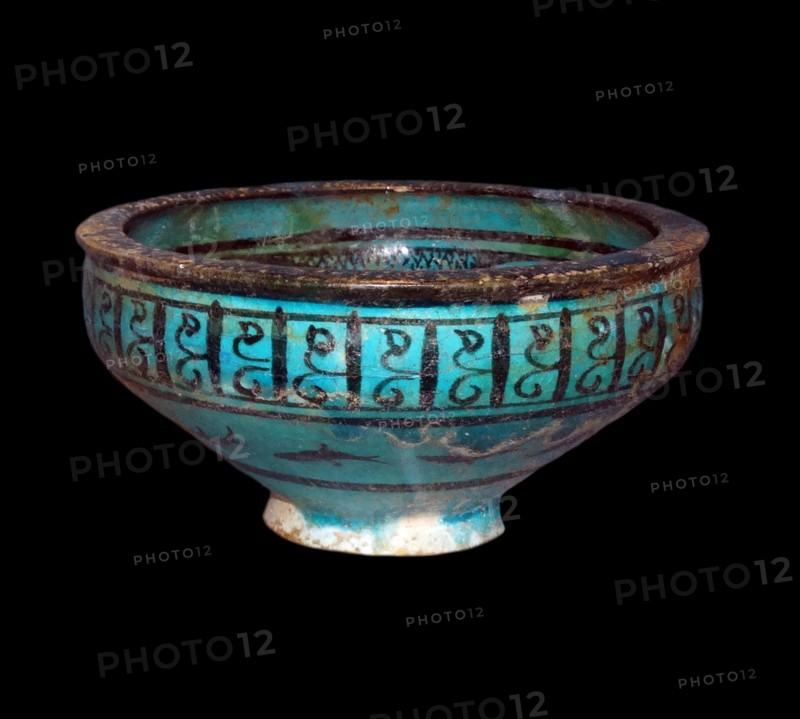 Glazed stonepaste bowl. Persian, Iran, AD 1400-1500