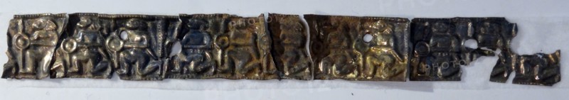 U-shaped gold strip and horse's head