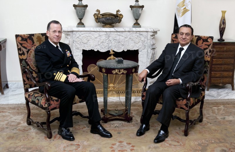 Photograph of Admiral Mike Mullen and President Hosni Mubarak