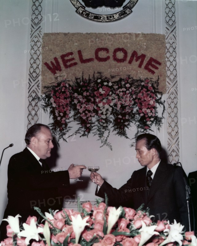 Photograph of Prime Minister Robert Muldoon of New Zealand with South Korean President Park Chung He