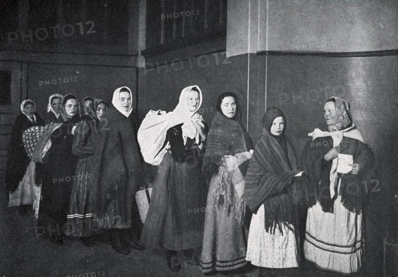 Immigrants arrive at US customs at Ellis Island, New York USA 1910