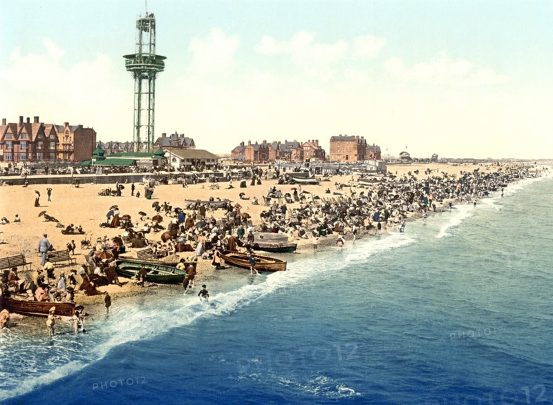 holiday makers on the coast at Yarmouth, England 1895