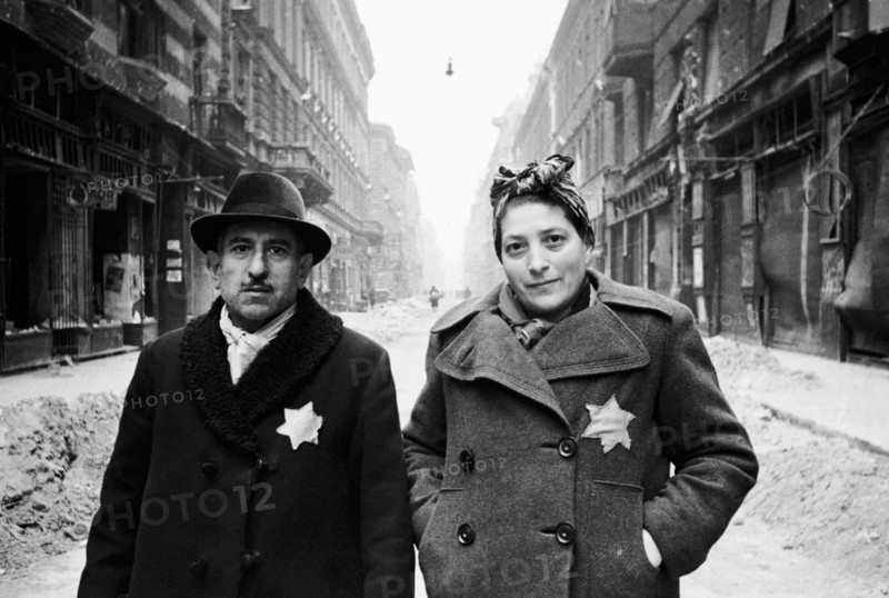 Photograph of a Jewish couple in the Warsaw Ghetto