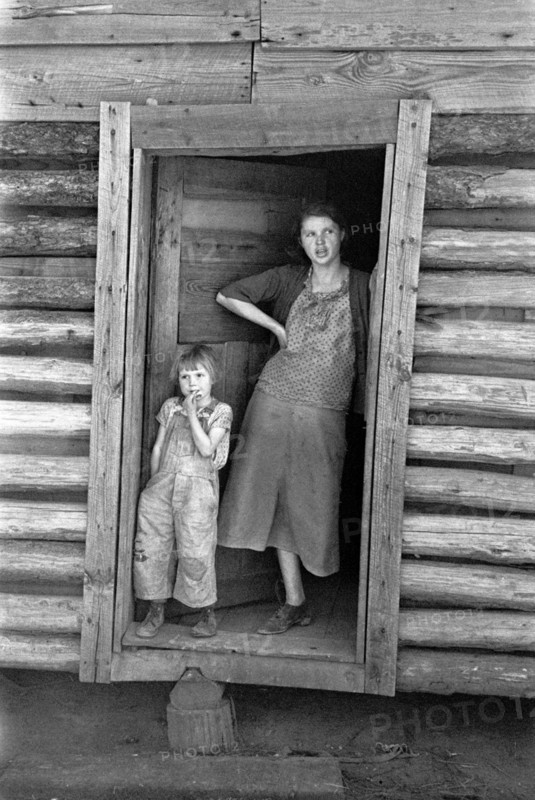 Photograph of a mother and child by Arthur Rothstein