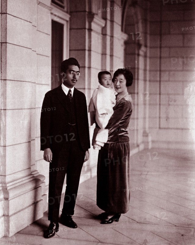 Photograph of Emperor Sh?wa with his family