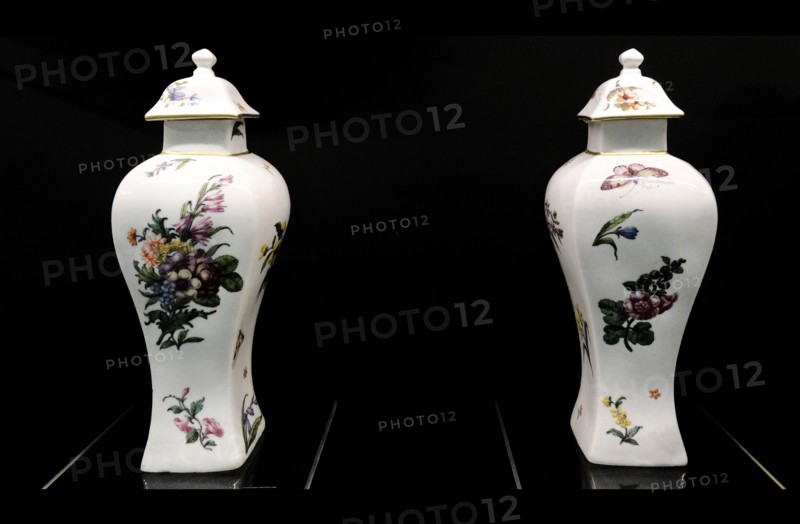 Pair of English vases made by the Chelsea Porcelain Factory in Soft-paste porcelain, between 1752 and 1756