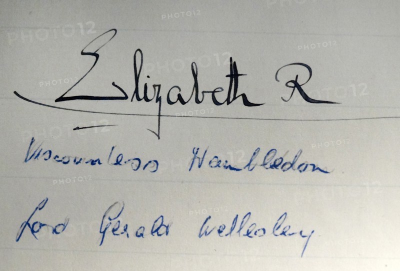 Signature of Queen Elizabeth II of the United Kingdom
