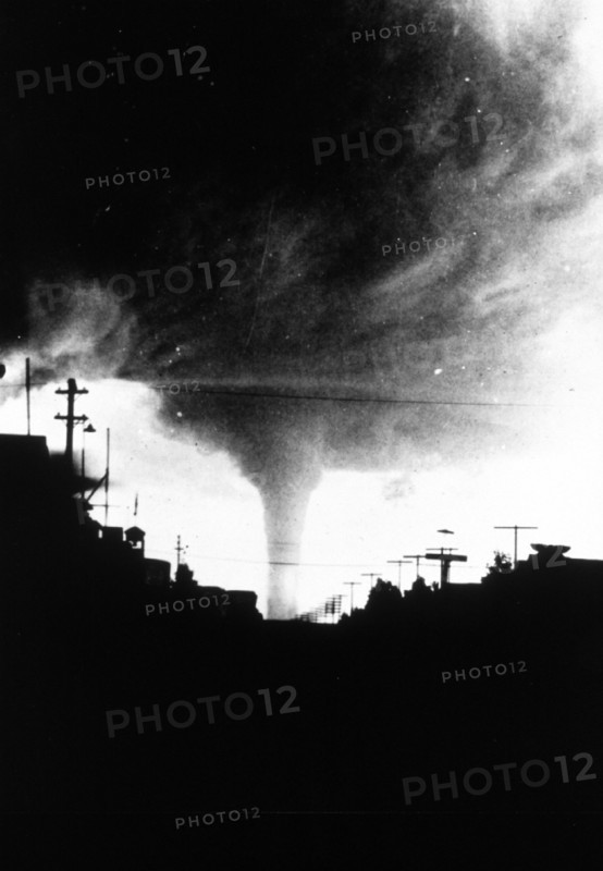 Tornado approaching Canadian City