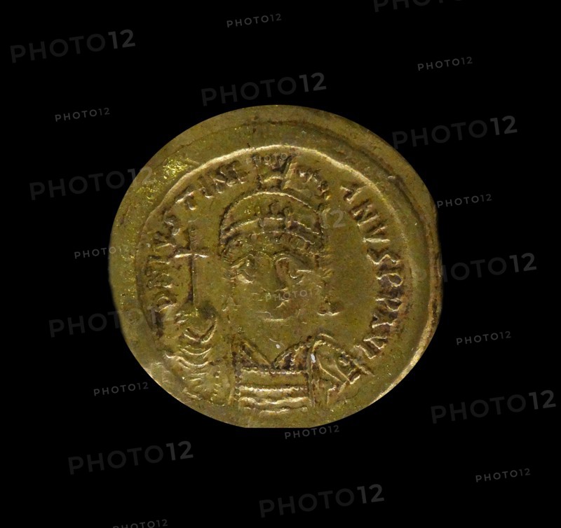 Gold hilt collar with filigree decoration