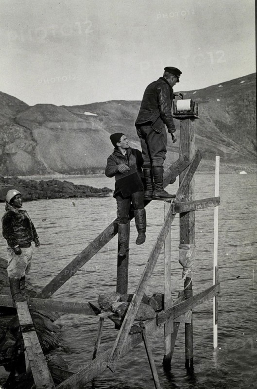 Checking tide gauge