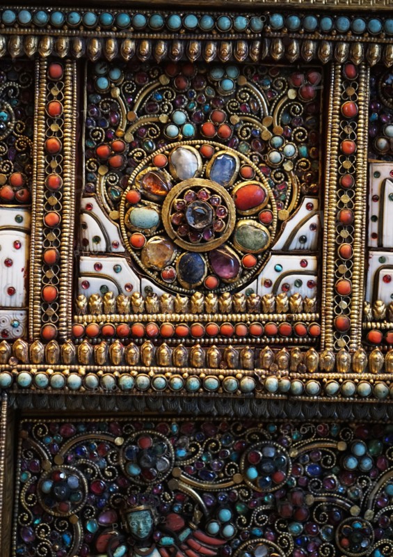 Altar screen of metal
