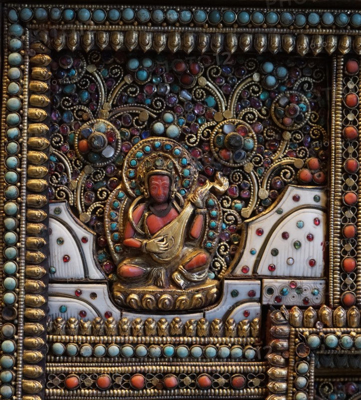 Altar screen of metal