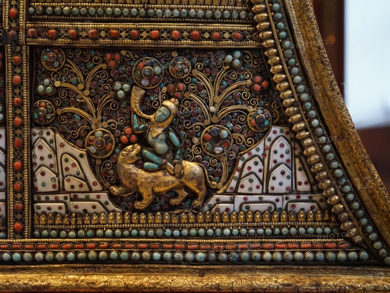 Altar screen of metal