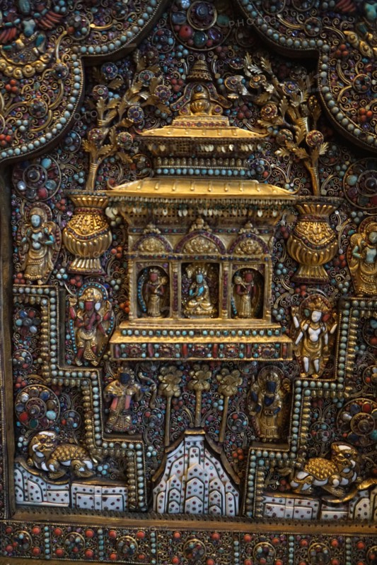 Altar screen of metal